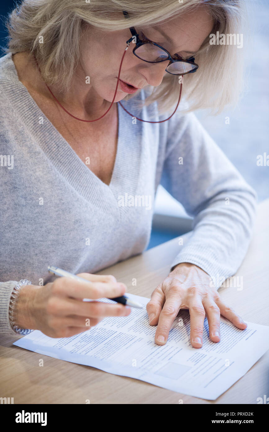 Close-up of businesswoman reading document Banque D'Images