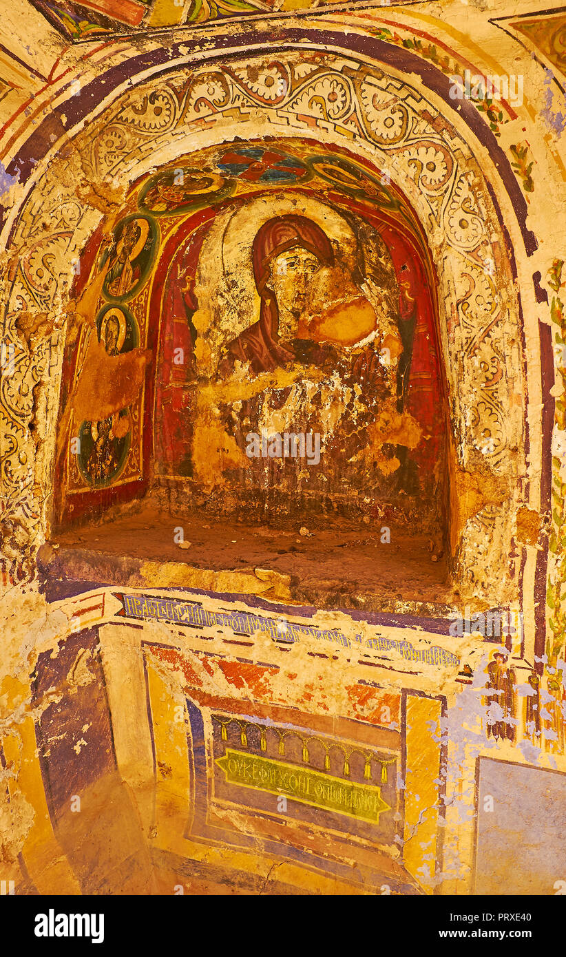 ST CATHERINE, l'ÉGYPTE - Décembre 25, 2017 : petite niche dans un mur d'God-Trodden le mont Sinaï (St Catherine) avec fresque du monastère de la Vierge Marie avec Byza Banque D'Images