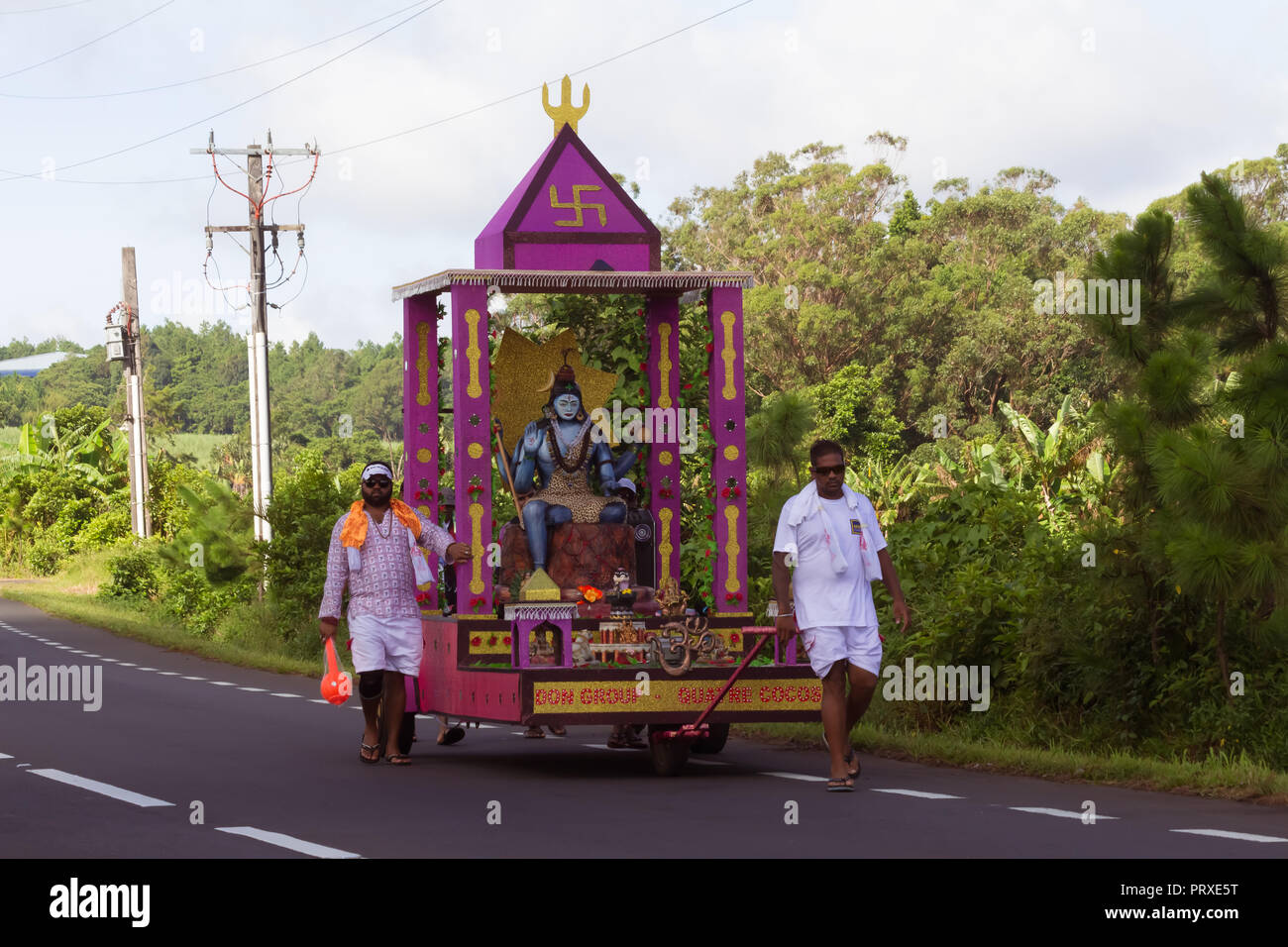 Port Louis, Maurice - 11 février 2018 - Les hommes de tirer un panier avec statue de seigneur Shiva lors de célébrations de fête hindoue Maha Shivaratri (Grande Nig Banque D'Images