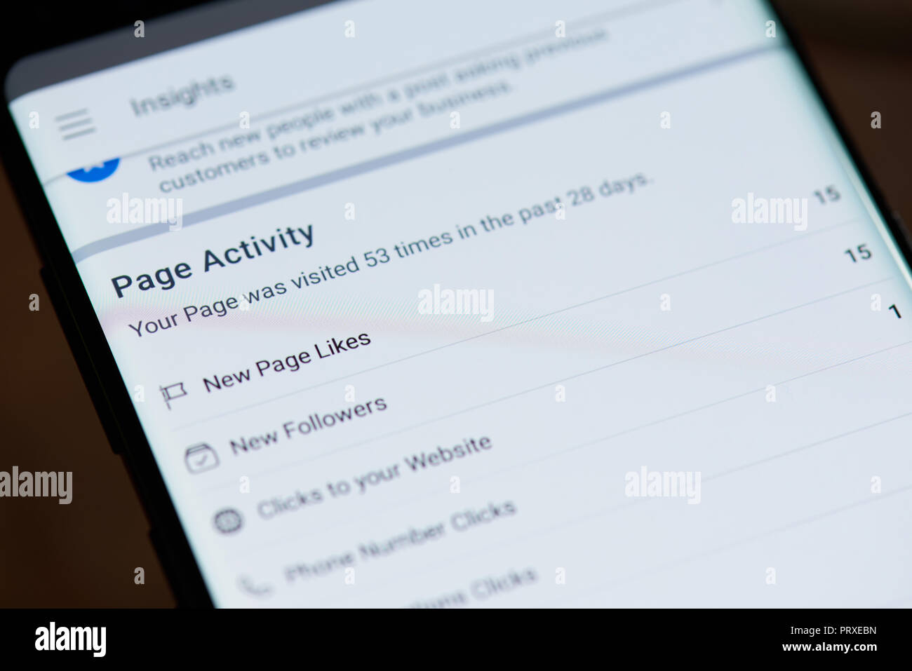 New York, USA - 4 octobre, 2018 : page Facebook sur l'activité de l'écran du smartphone vue rapprochée Banque D'Images