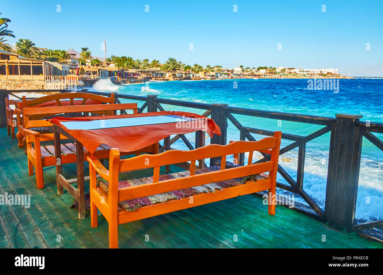 La belle terrasse du café d'été avec vue sur le golfe d'Aqaba et la côte de Dahab, Sinaï, Égypte Banque D'Images