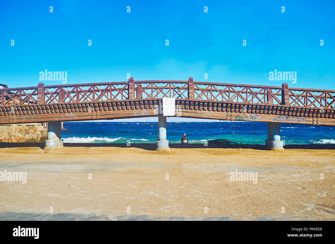 Le pittoresque pont en bois s'étend le long de la côte de Dahab, la tempête du golfe d'Aqaba sont vus derrière elle, Sinaï, Égypte. Banque D'Images