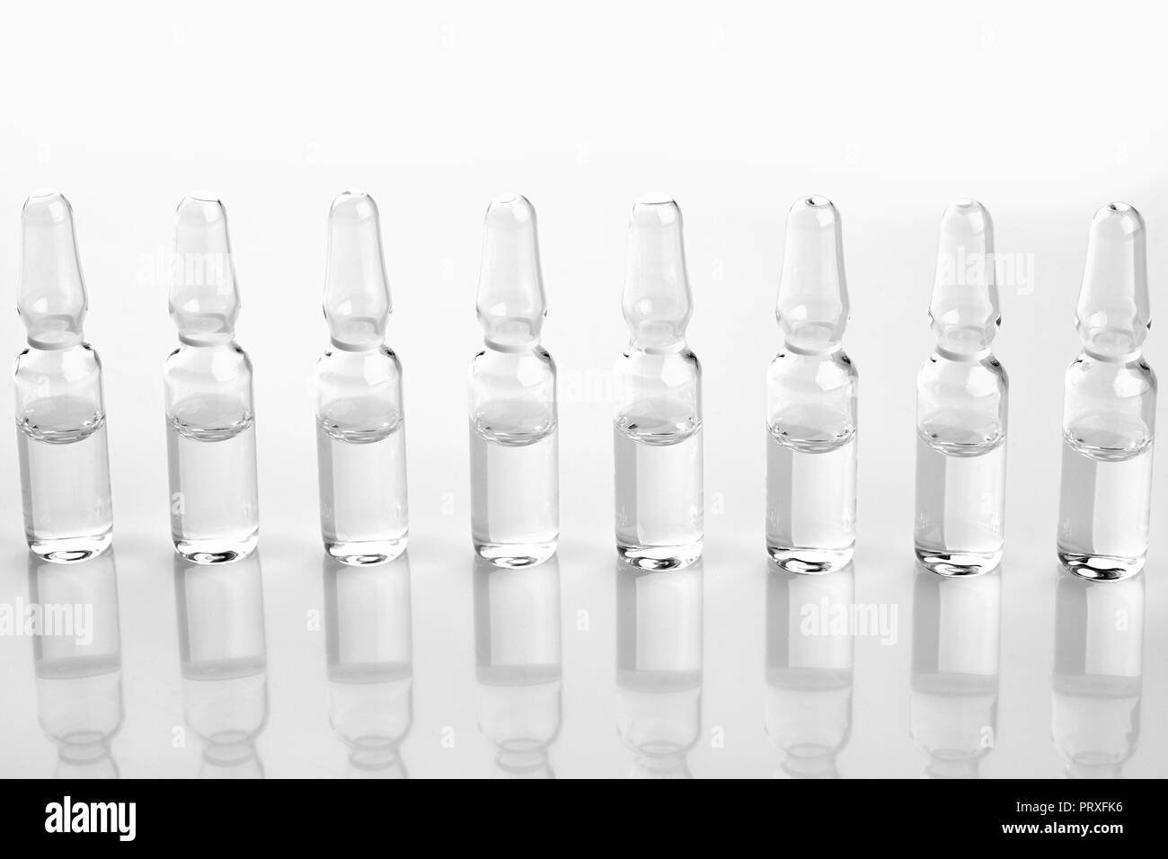 Ampoules de médicament sur fond blanc. Banque D'Images