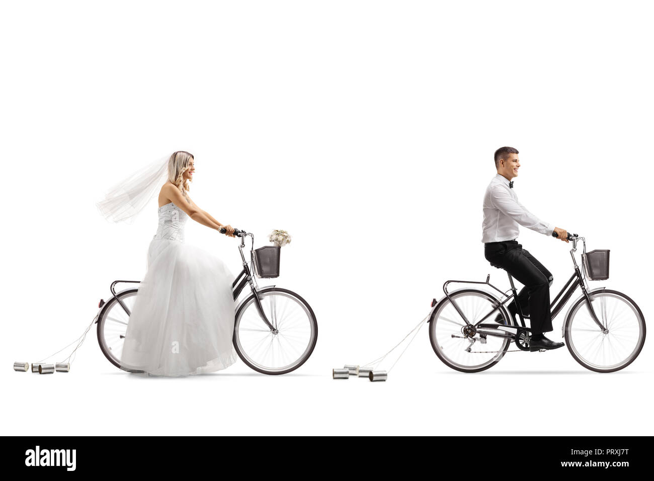Mariée et un groom riding bicycles sur fond blanc Banque D'Images