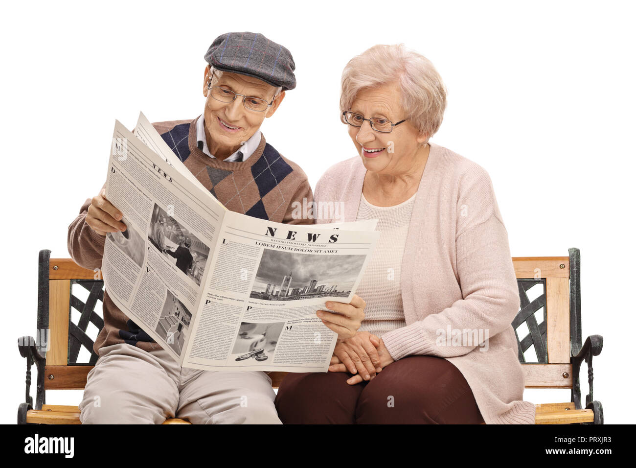 Une femme et un homme âgés lire un journal ensemble isolé sur fond blanc Banque D'Images