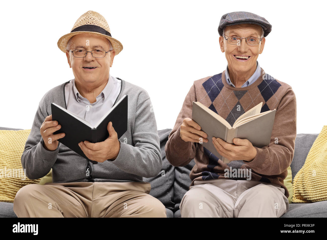 Deux hommes matures avec books assise sur un sofa isolé sur fond blanc Banque D'Images