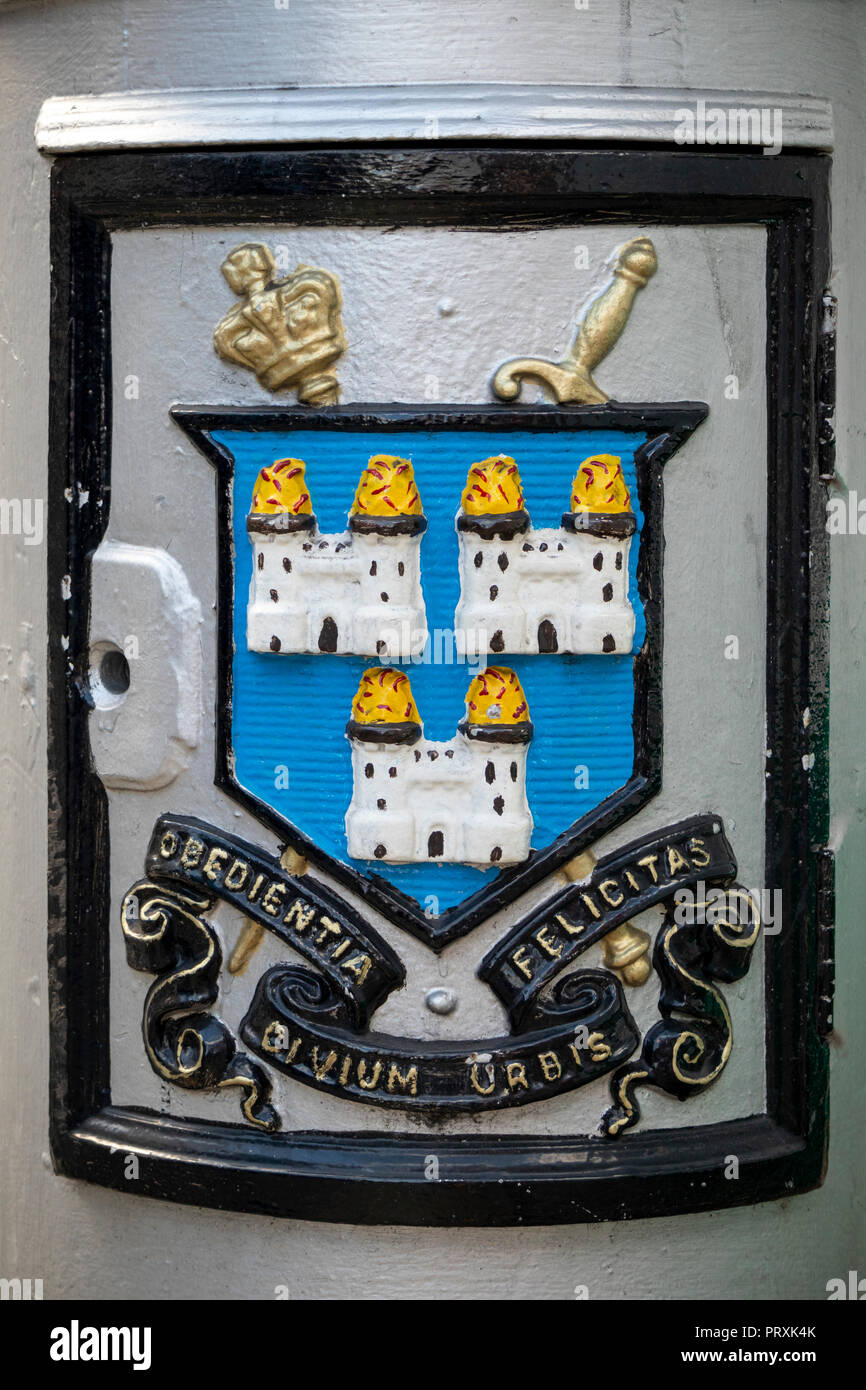 Cimier sur avant du lampadaire en rue de Dublin, Irlande, Banque D'Images