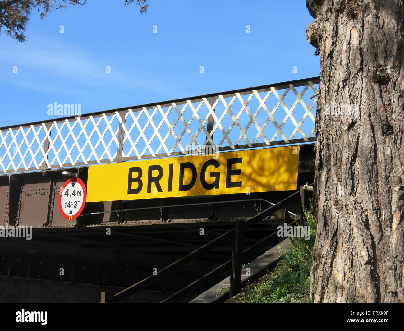 Un grand panneau jaune disant 'Bridge' met en garde contre les restrictions à l'égard de la hauteur sous le pont ferroviaire de Broadway station vapeur, Gloucestershire Warwickshire Banque D'Images