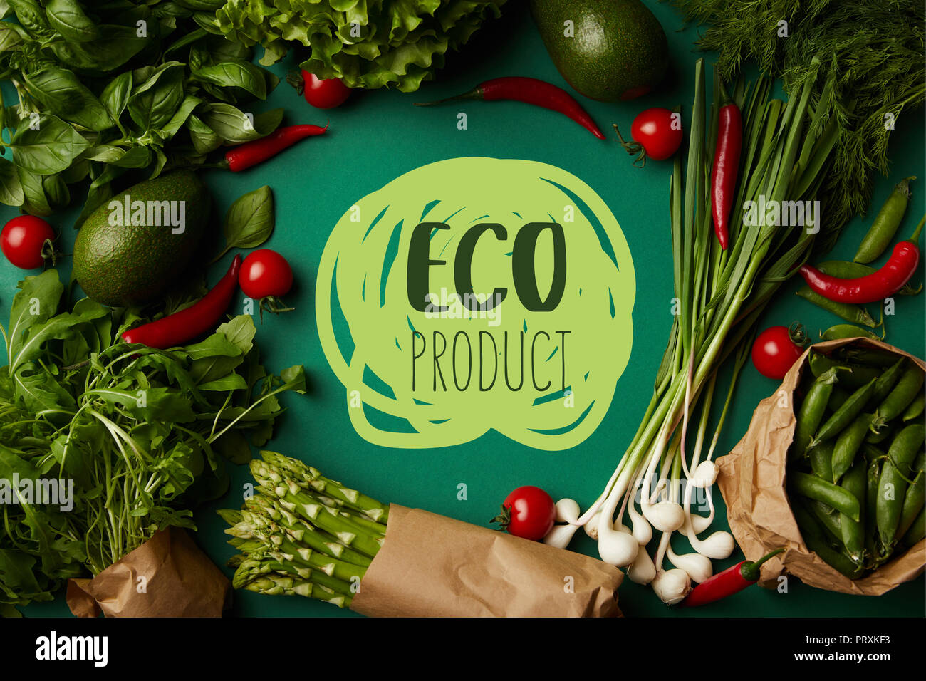 Vue de dessus du châssis ronds faits de divers légumes mûrs sur la surface verte avec 'eco' produit le lettrage Banque D'Images