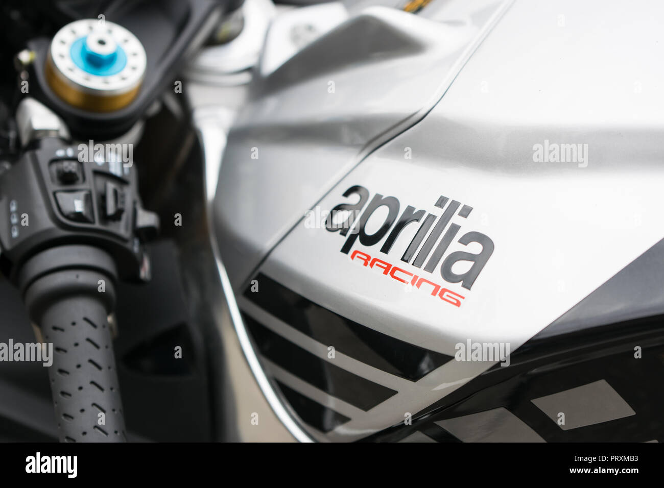 Vue de côté pour Aprilia RSV4 moto, se concentrer sur l'argent avec le logo de la société bak Banque D'Images