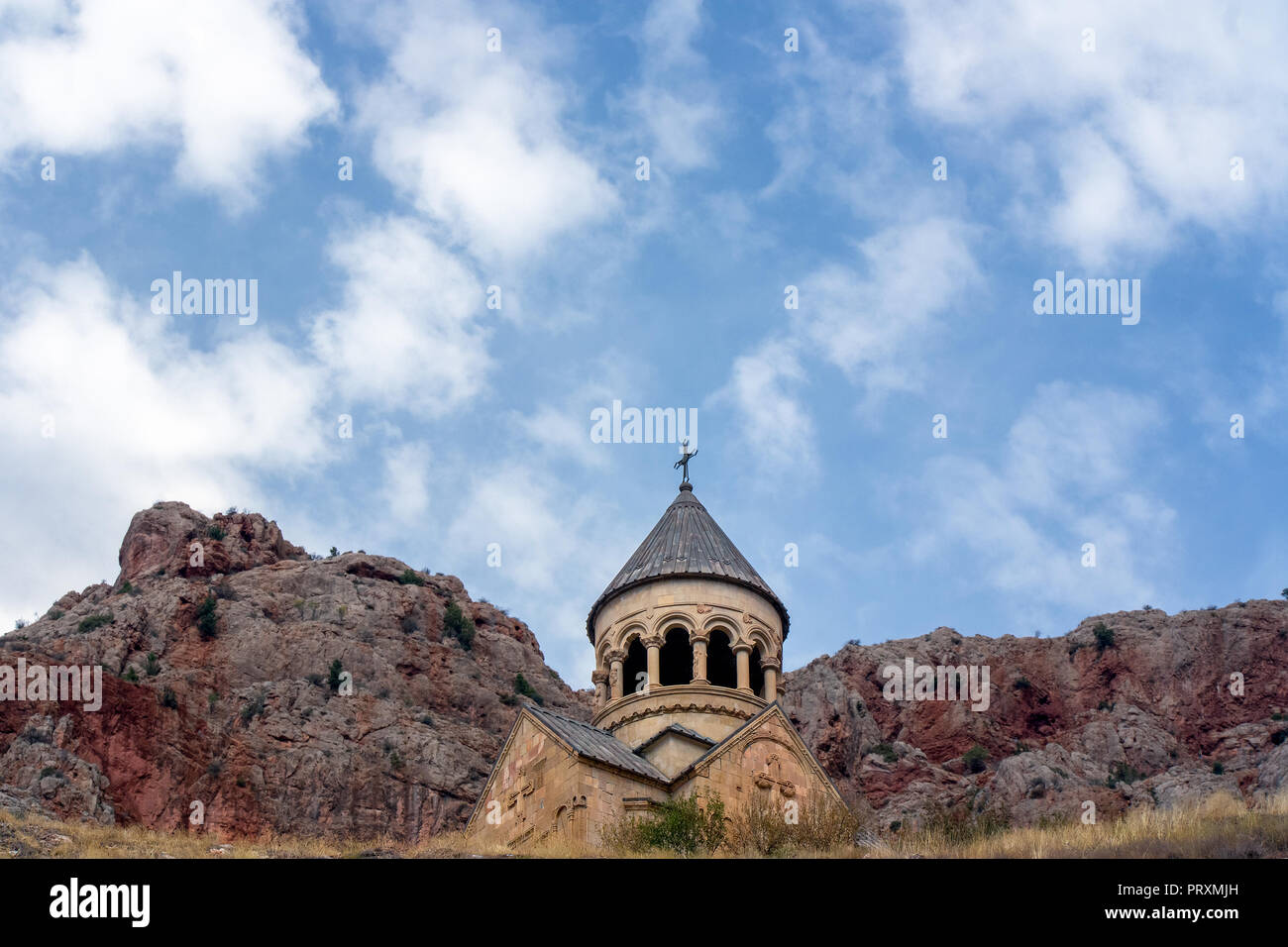 Monastère de Noravank blottie dans la colline isolée, située dans une vallée près de deep river, Yeghegnador l'Arménie. Banque D'Images