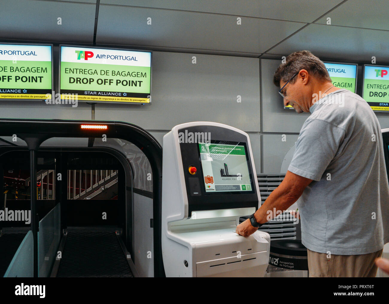 L'aéroport de Lisbonne, Portugal - Oct 3, 2018 : utilise un robinet self service check-in pour ses bagages à l'aéroport Banque D'Images