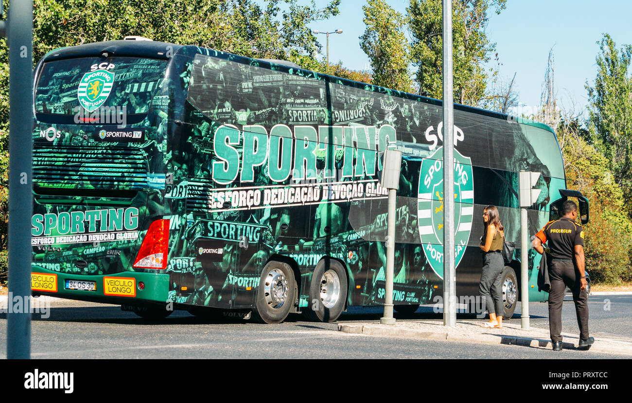 L'aéroport de Lisbonne, Portugal - Oct 3, 2018 : bus de l'équipe de Sporting Lisbonne, Portugal l'une des équipes de football les plus populaires Banque D'Images