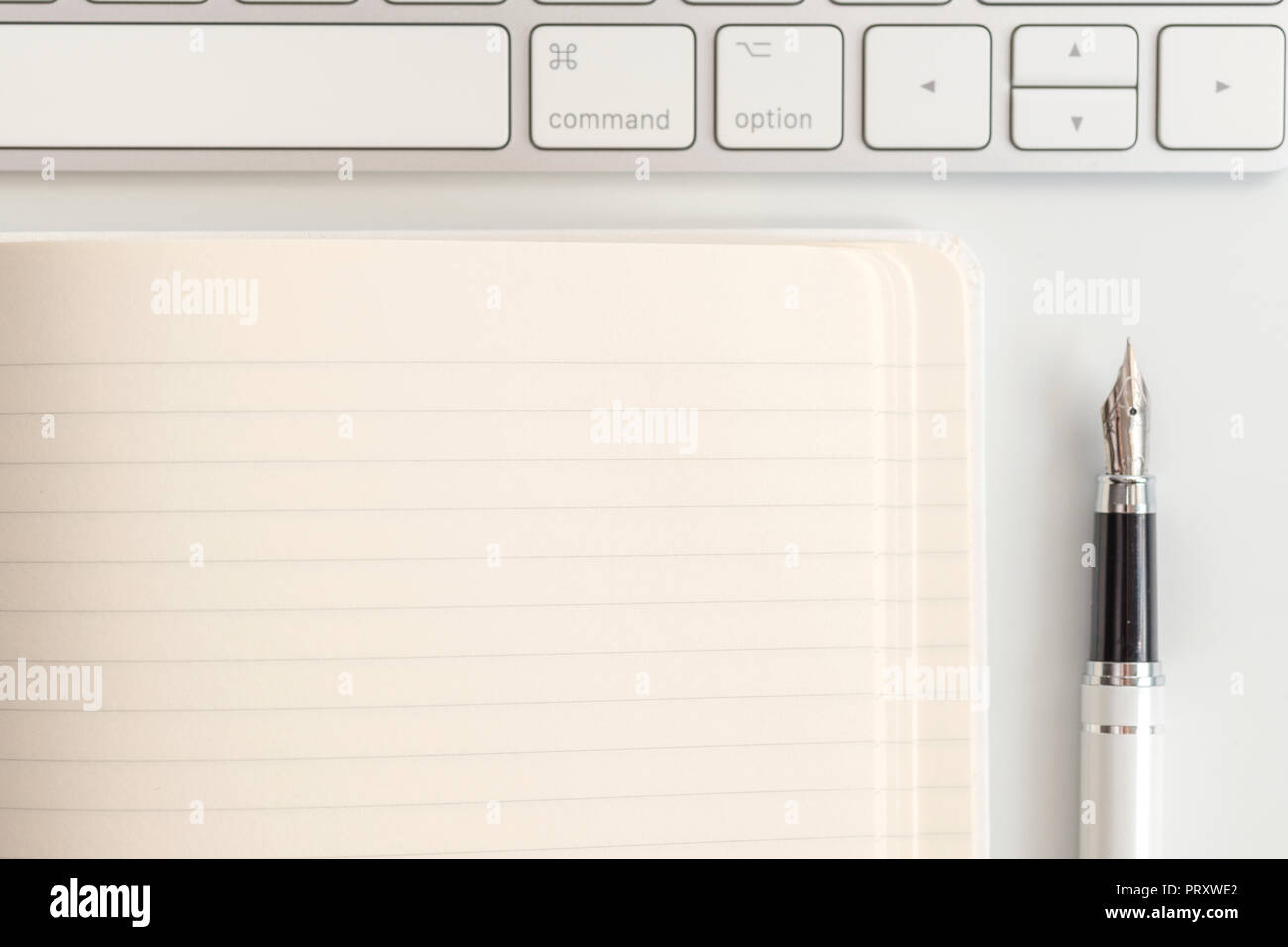Tableau blanc avec le bloc-notes, clavier et stylo. Vue de dessus Banque D'Images