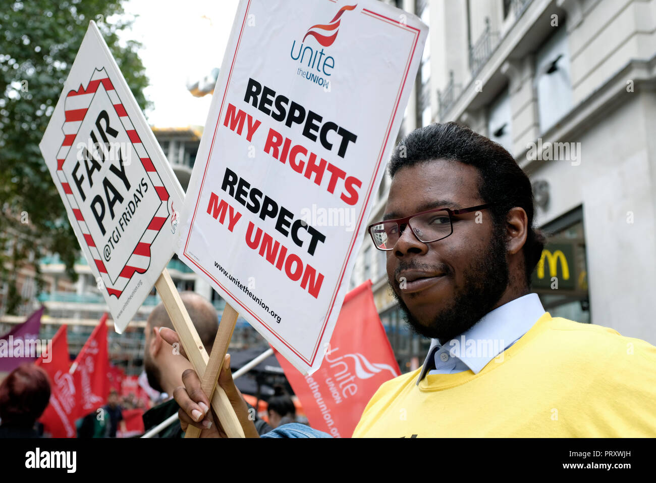 Un homme vu debout à côté d'une affiche disant respecter mes droits, respect mon syndicat et la rémunération équitable au cours de la protestation. TGI Fridays, Wetherspoons, et McDonald's ensemble rassemblement de travailleurs à Londres pour réclamer de meilleures conditions de travail et une rémunération équitable dans l'industrie de l'accueil. Banque D'Images