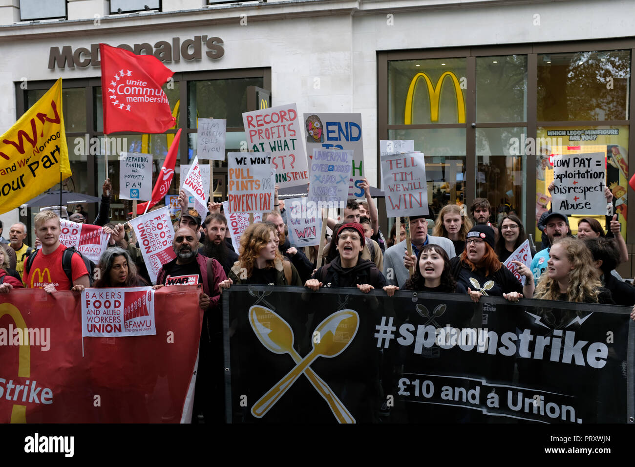 Vu les manifestants tenant des banderoles et drapeaux à l'extérieur de Mc Donalds pendant la manifestation. TGI Fridays, Wetherspoons, et McDonald's ensemble rassemblement de travailleurs à Londres pour réclamer de meilleures conditions de travail et une rémunération équitable dans l'industrie de l'accueil. Banque D'Images