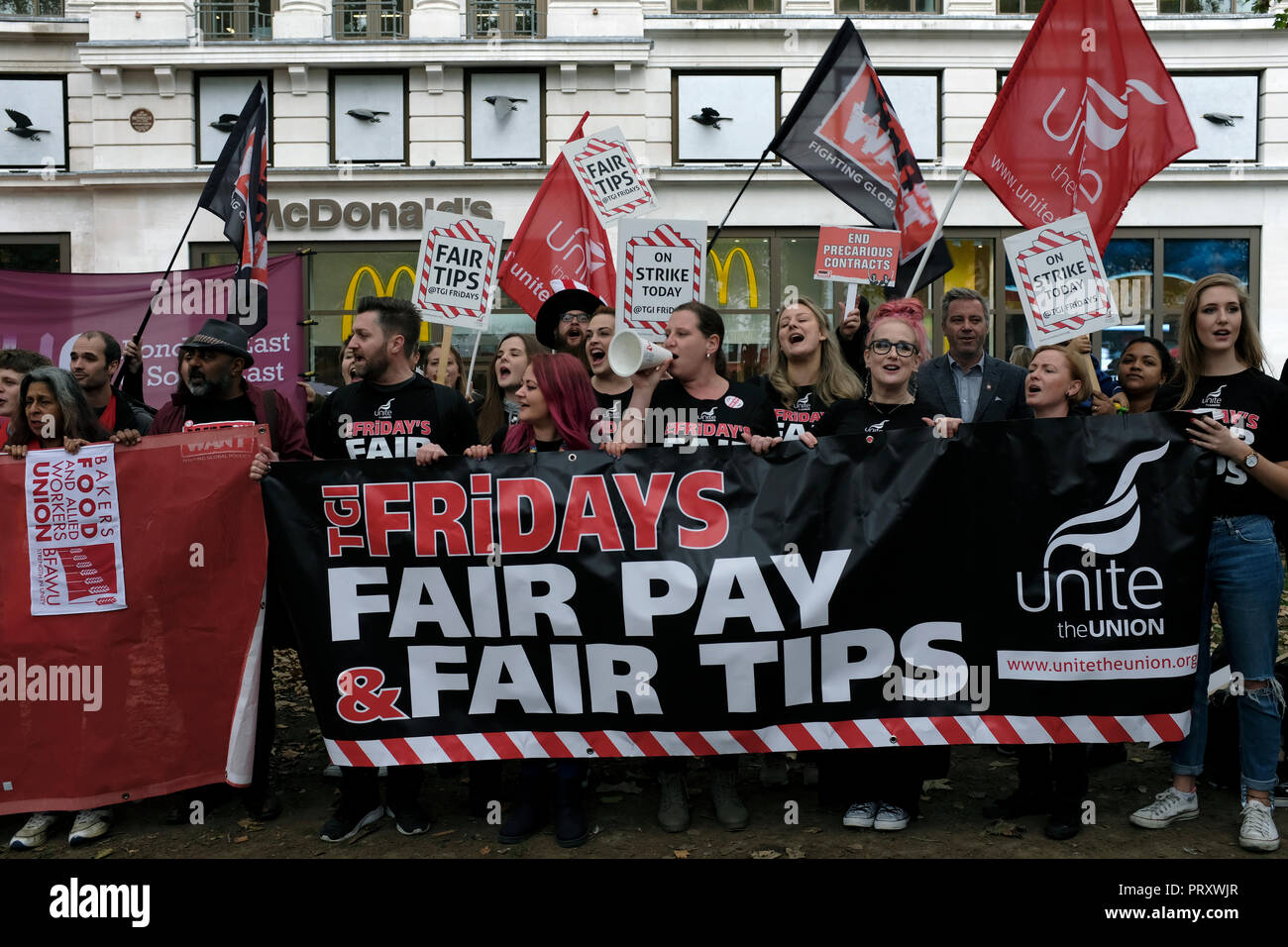 Vu les manifestants tenant des banderoles et drapeaux à l'extérieur de Mc Donalds pendant la manifestation. TGI Fridays, Wetherspoons, et McDonald's ensemble rassemblement de travailleurs à Londres pour réclamer de meilleures conditions de travail et une rémunération équitable dans l'industrie de l'accueil. Banque D'Images