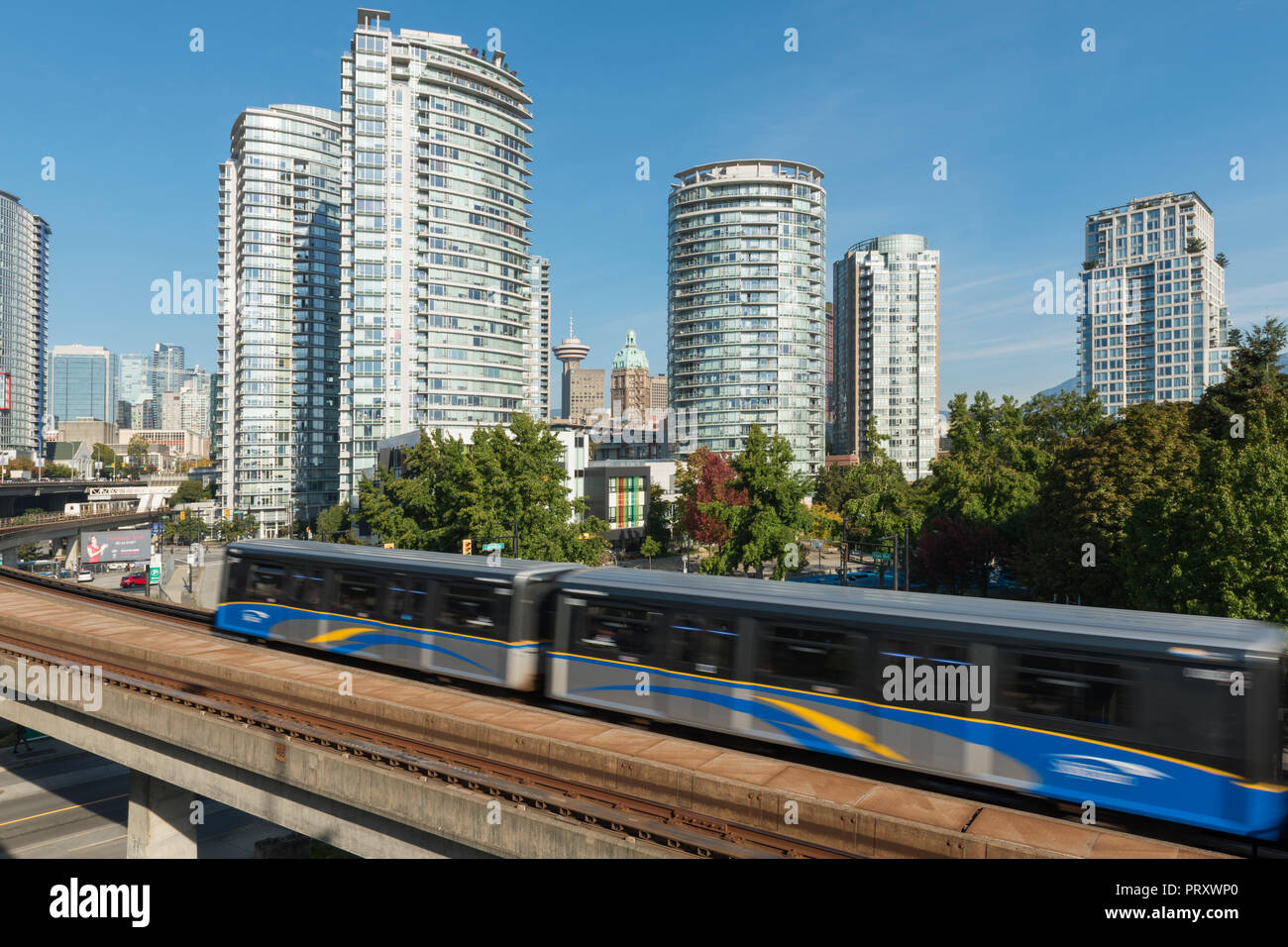 Le Skytrain se déplaçant le long des voies avec la ville de Vancouver en toile de fond, Banque D'Images