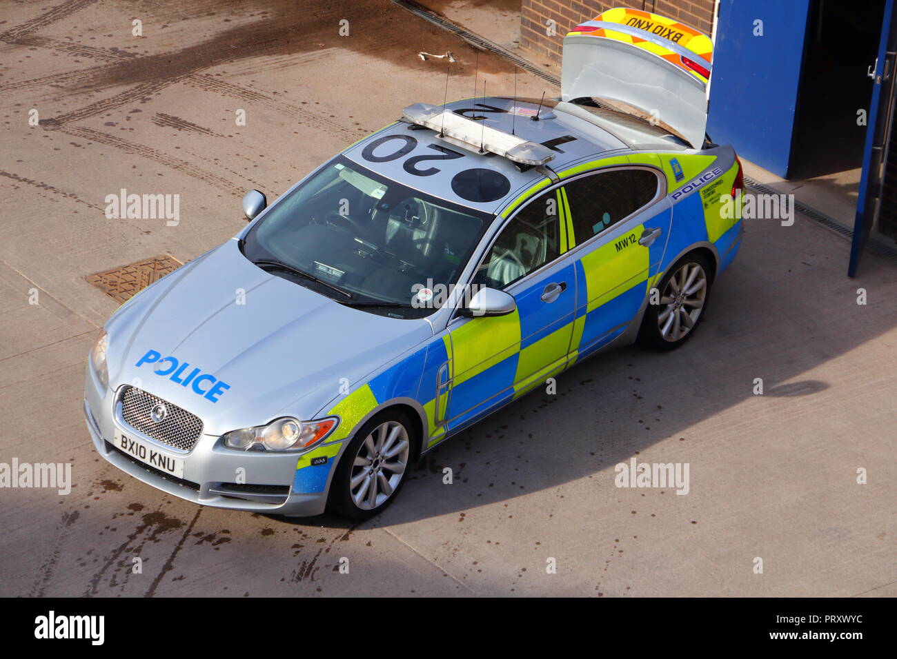 Jaguar XF Poice à véhicules de police d'autoroute centrale au Groupe Perry Barr à Birmingham Banque D'Images