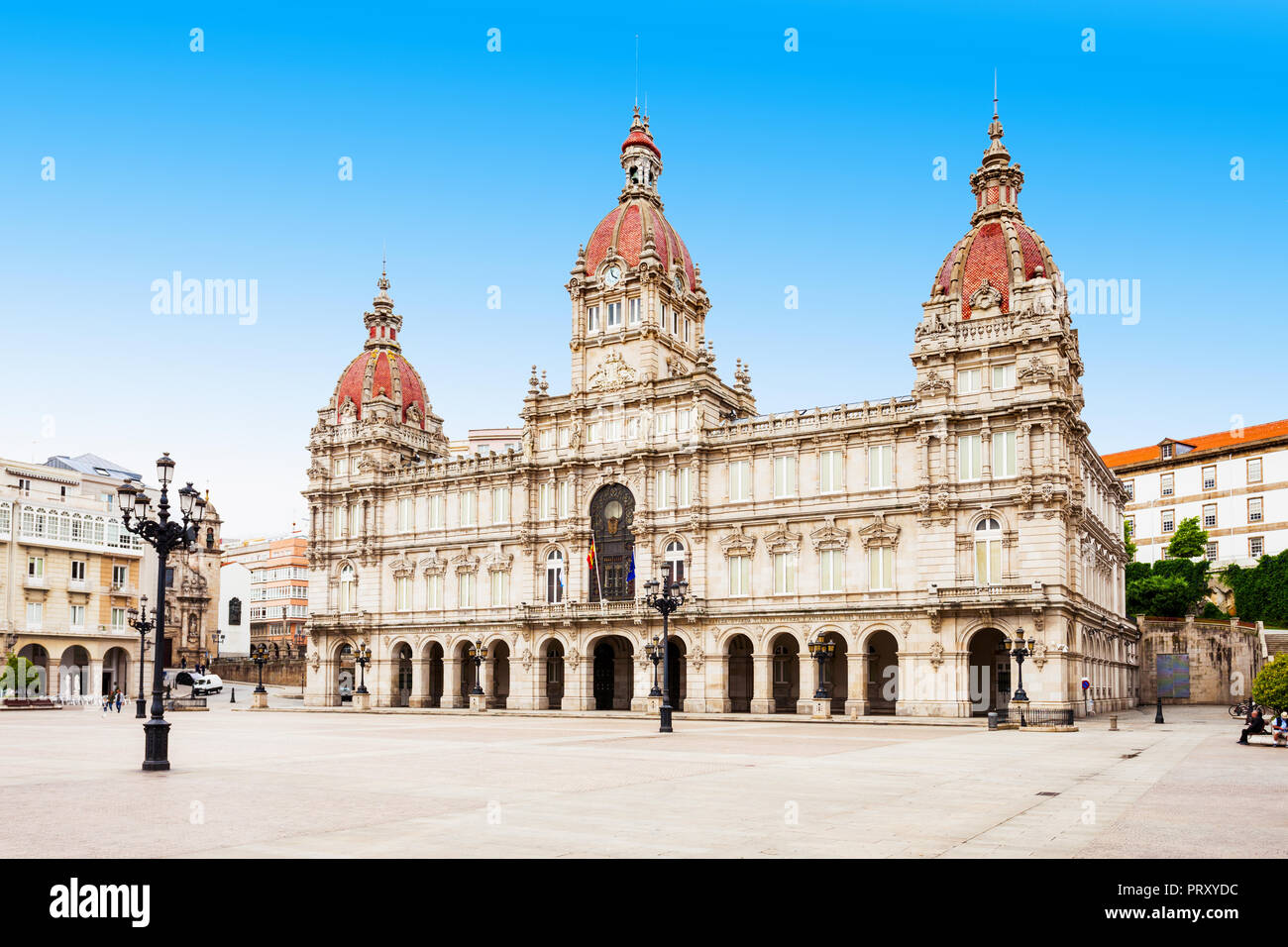 L'Hôtel de ville ou au Palais Municipal ou Concello da Coruna à la place de Maria Pita square à La Corogne en Galice, Espagne Banque D'Images
