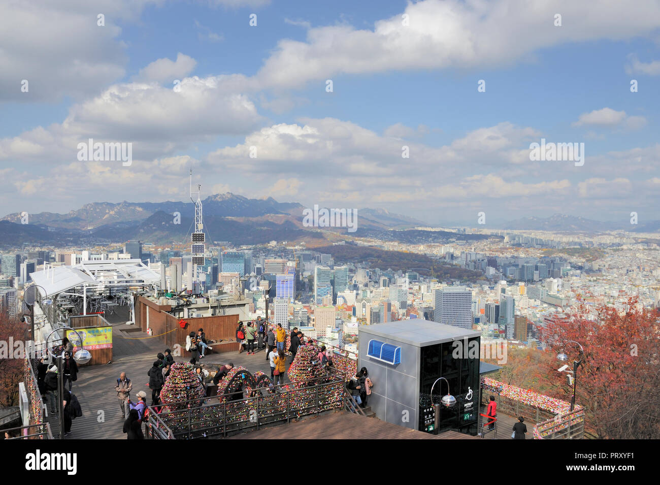 Séoul, Corée du sud-novembre 12,2015:Des milliers de serrures de l'amour à un point d'observation à la colline de Namsan (ou le parc Namsan Namsan Mountain) et ou Banque D'Images