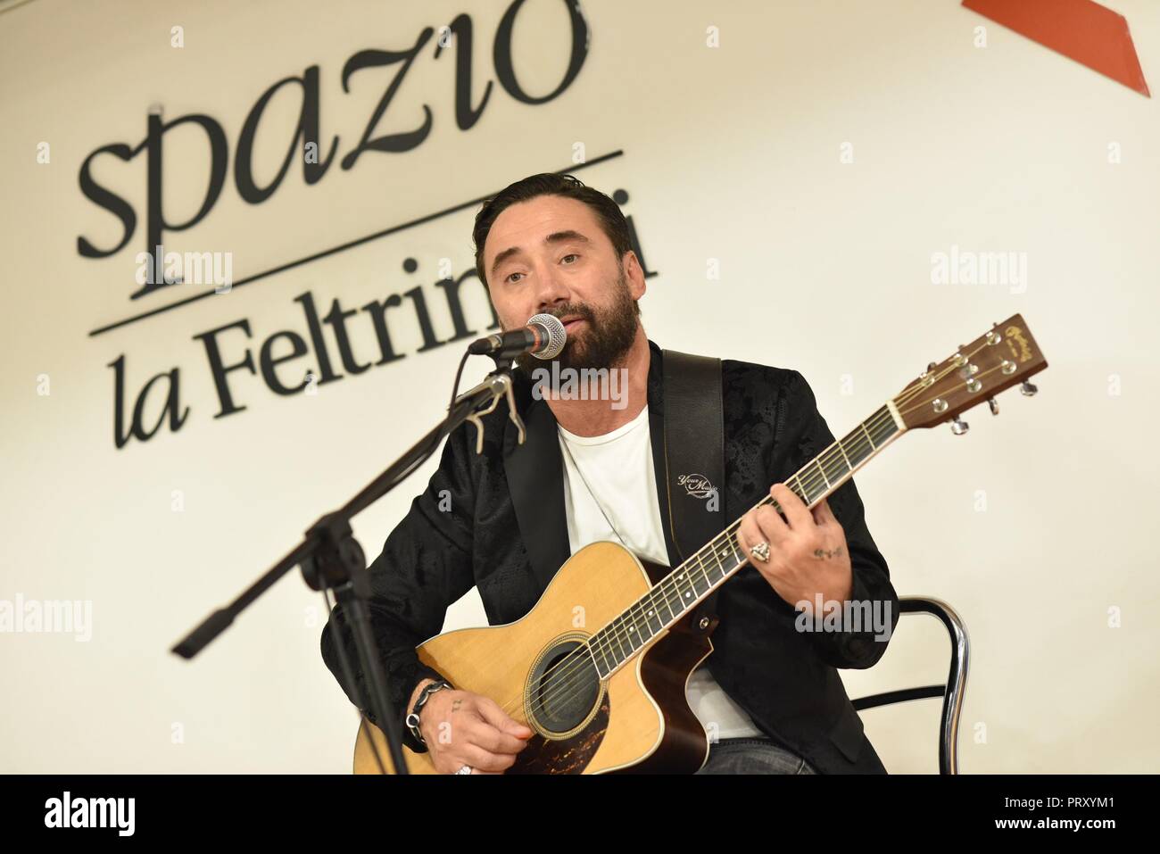Federico Zampaglione vu en live au cours de son nouvel album Fino a qui lancer au LaFeltrinelli. Un chanteur, auteur-compositeur italien, Federico Zampaglione un frontman de Tiromancino. Banque D'Images