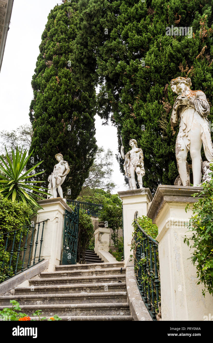 Palais Achilleion, Corfou, Grèce - 24 août 2018 : statues classiques à l'Achillion Palace sur l'île de Corfou. Banque D'Images