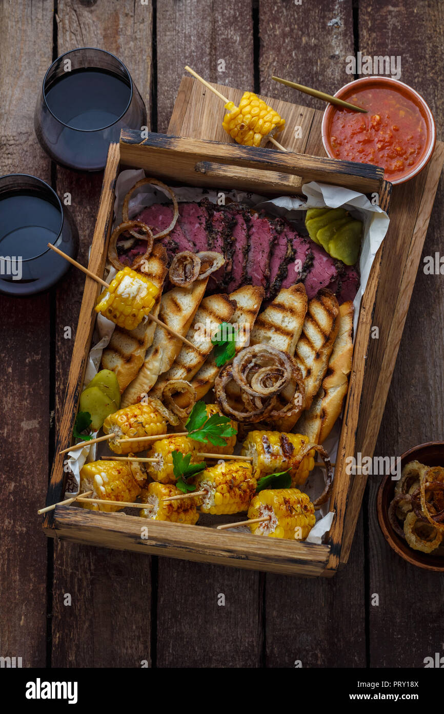 Pastrami délicieux avec du pain grillé et du maïs Banque D'Images