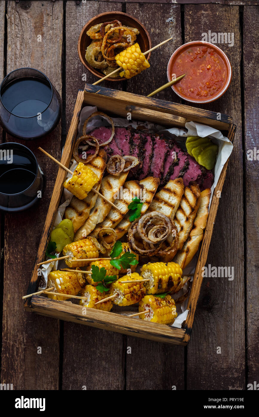 Pastrami délicieux avec du pain grillé et du maïs Banque D'Images