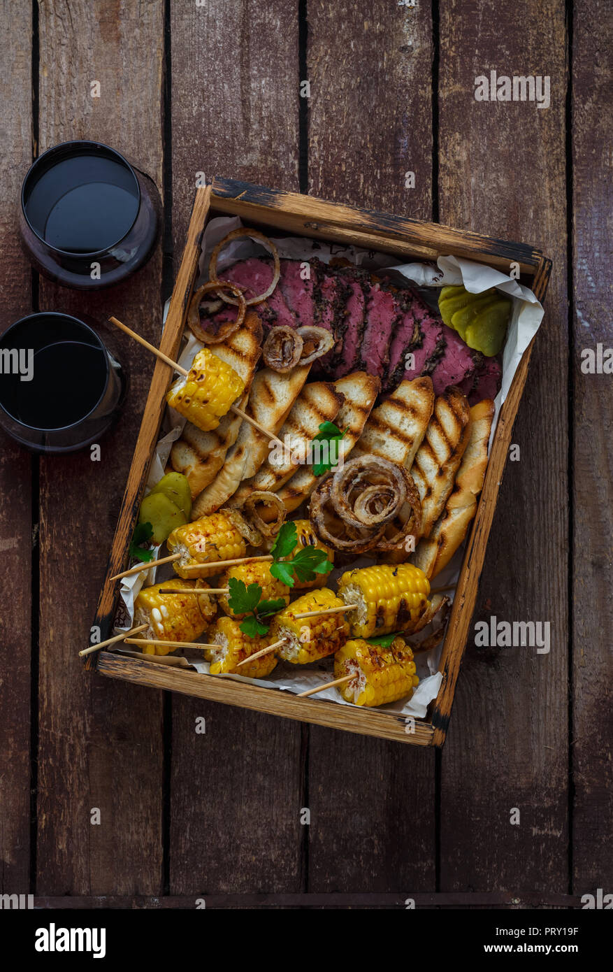 Pastrami délicieux avec du pain grillé et du maïs Banque D'Images