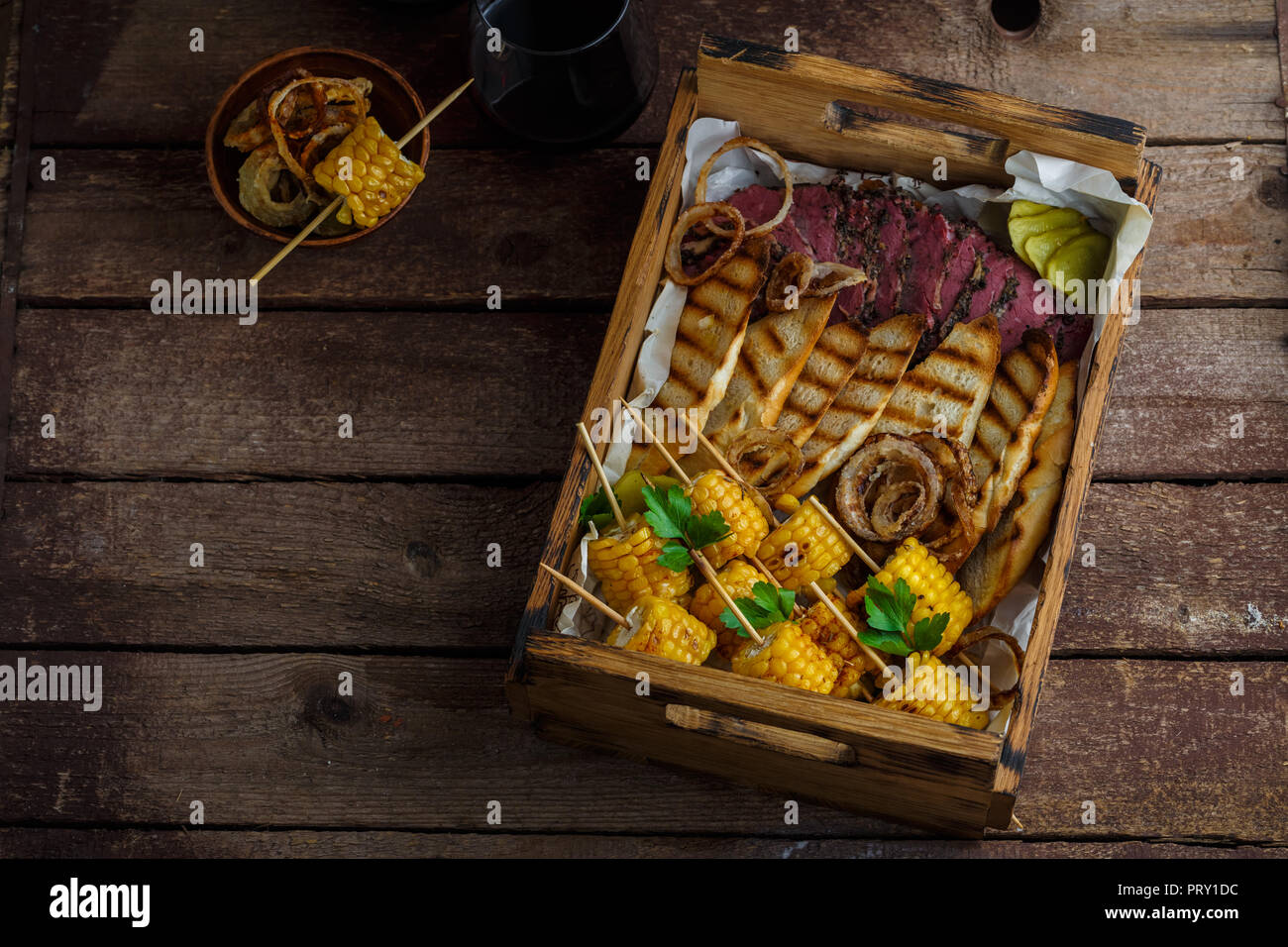 Pastrami délicieux avec du pain grillé et du maïs Banque D'Images