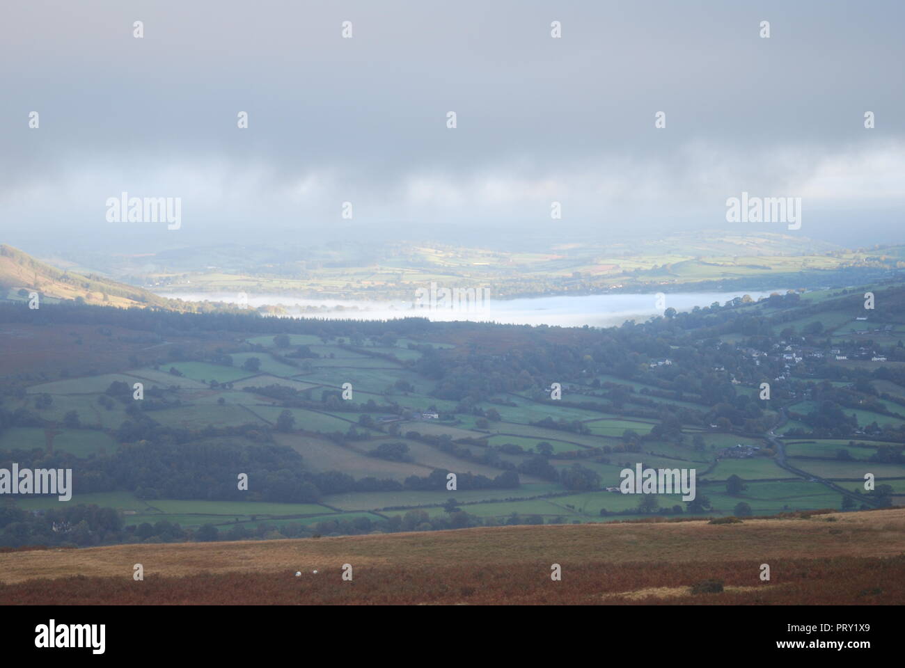 En regardant vers le lac de Llangorse Llangynidr Moor Banque D'Images