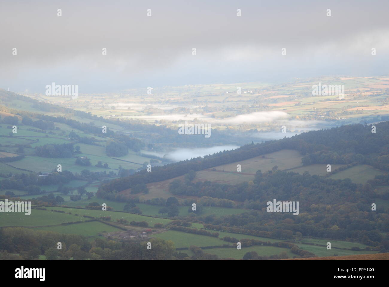 En regardant vers le lac de Llangorse Llangynidr Moor Banque D'Images