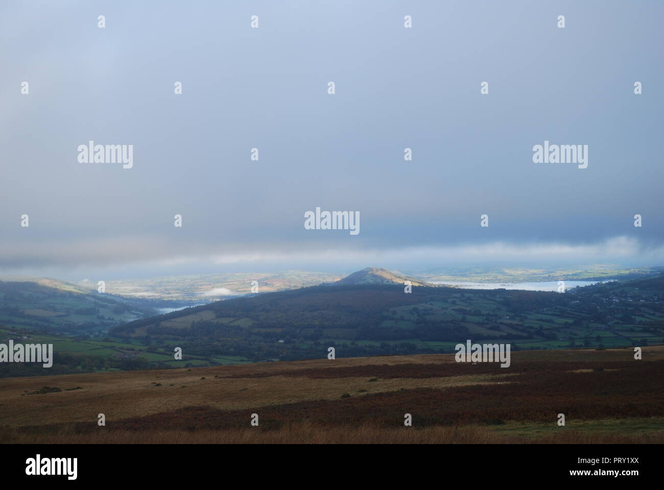 À la recherche vers le nord à partir des Llangynidr Moor vers Brecon & Llangorse Lake Banque D'Images