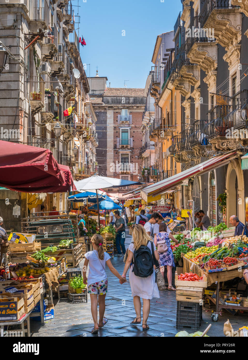 Le marché coloré et vif d'un matin d'été à Catane, en Sicile, Italie. Banque D'Images