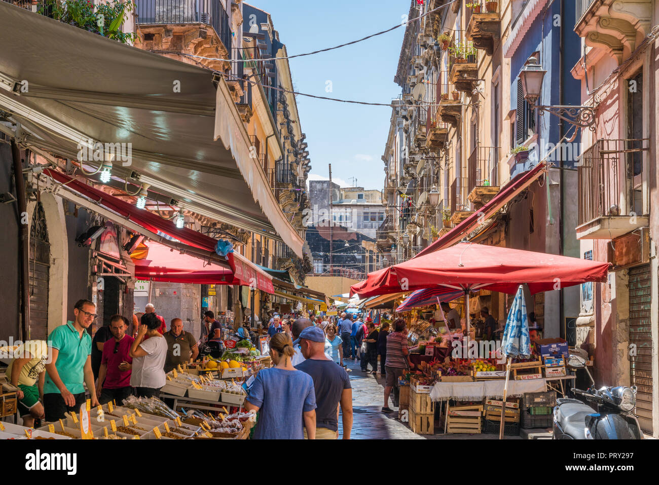 Le marché coloré et vif d'un matin d'été à Catane, en Sicile, Italie. Banque D'Images