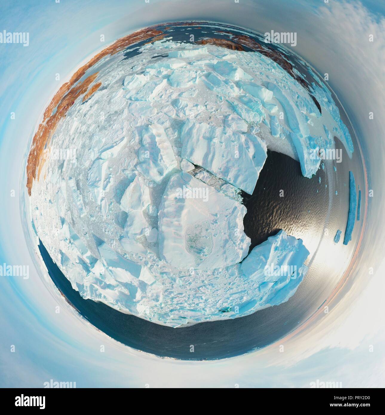 Panorama circulaire et juste .de l'air sur la banquise, le relief et les paysages .Antarctique Lever du Soleil, le jour, le coucher du soleil. Tournage avec quadrocopter. Banque D'Images
