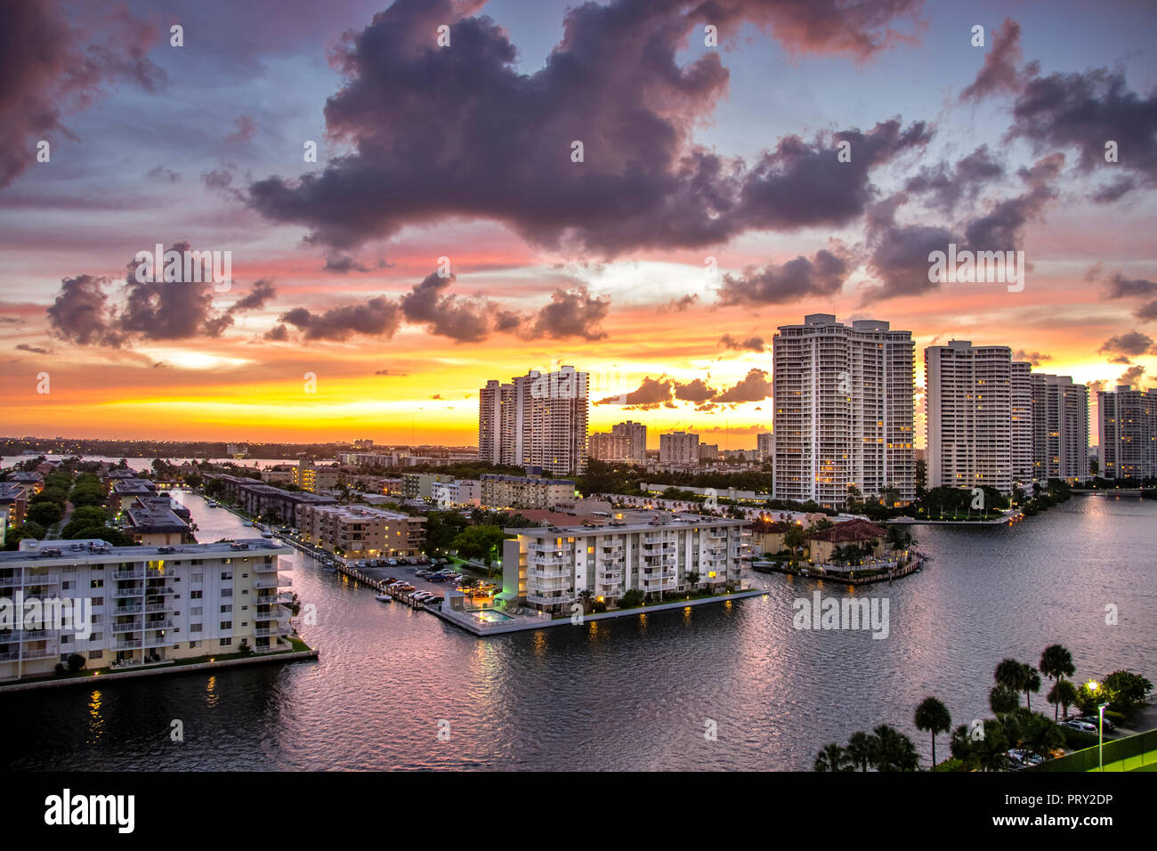 Coucher de soleil spectaculaire à Miami en Floride avec une certaine touche de chaleur et de magenta Banque D'Images