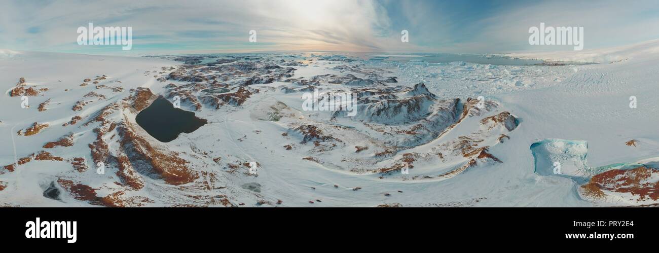 Panorama et l'air juste .Vidy sur la banquise, le relief et les paysages .Antarctique Lever du Soleil, le jour, le coucher du soleil. Tournage avec quadrocopter. Banque D'Images