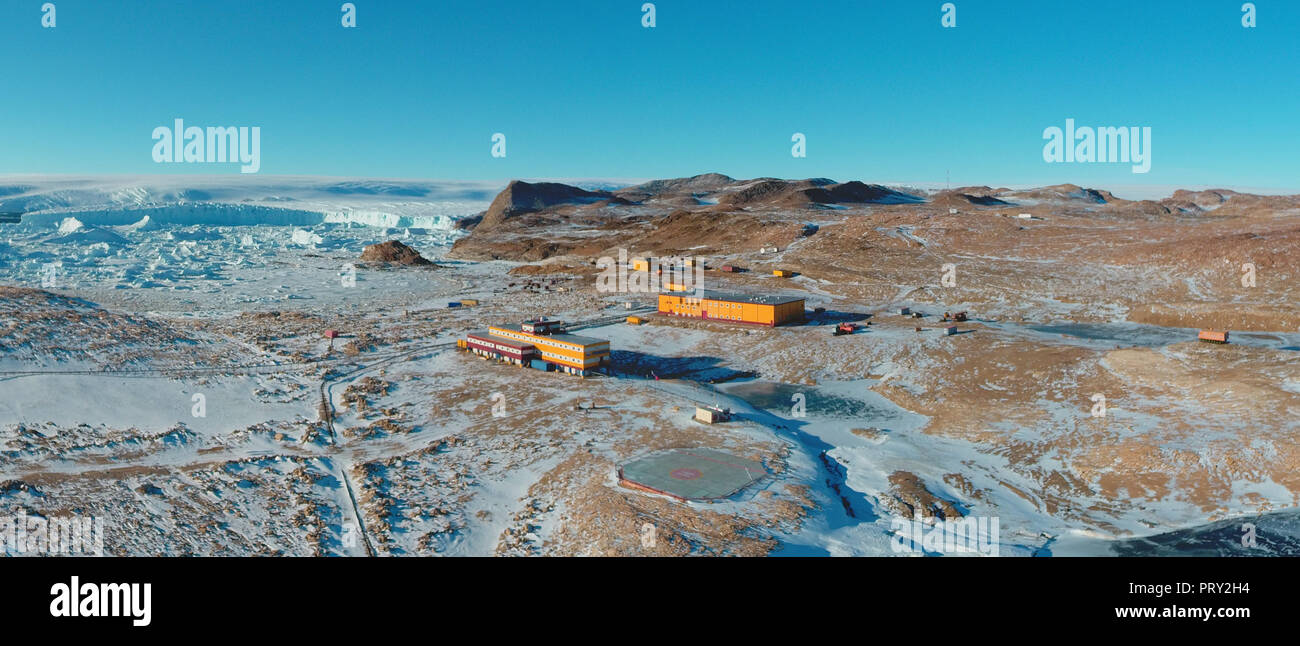 Panorama et juste de l'air. Sur la banquise, le relief et les paysages de l'Antarctique. Lever du soleil, le jour, le coucher du soleil. Banque D'Images