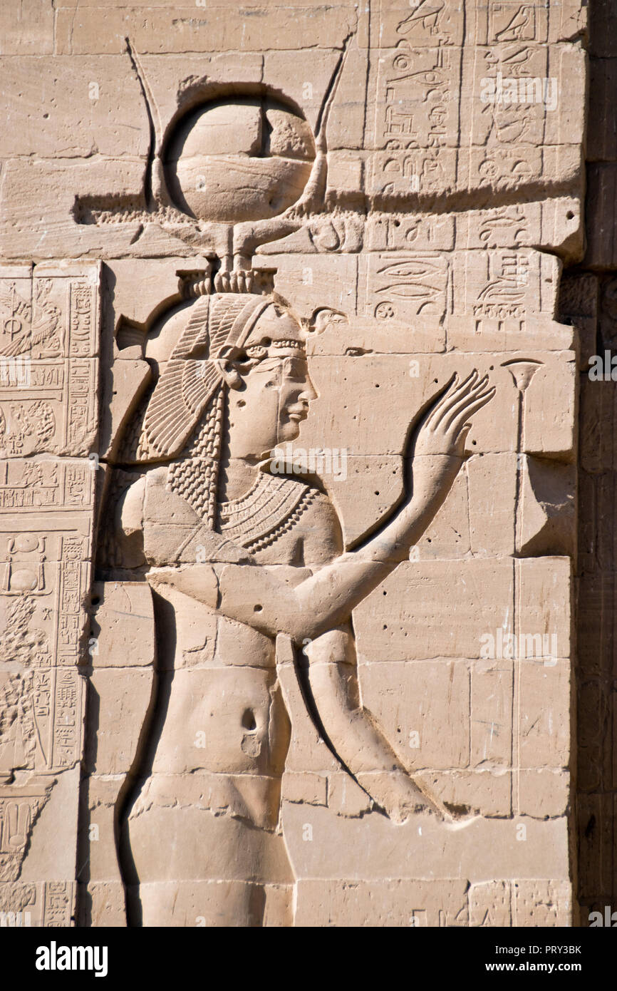 Bas-relief image de la déesse égyptienne Isis dans le Temple d'Isis à Philae, Assouan, Egypte. Banque D'Images