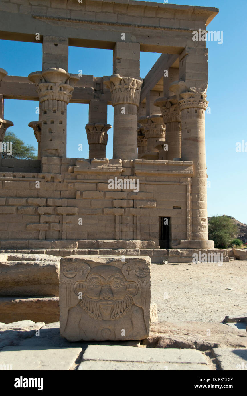 Une sculpture de l'dieu égyptien, BES, le protecteur des foyers, devant le kiosque de Trajan, à l'ensemble du temple de Philae, Assouan, Egypte. Banque D'Images