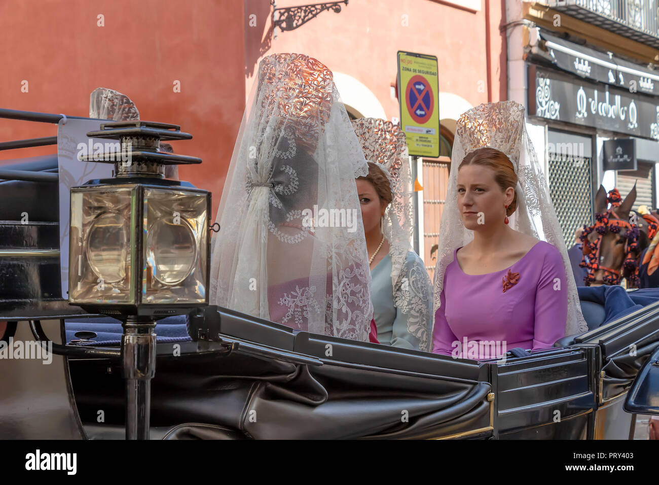 Séville, Espagne - 15 Avril 2018 : La femme porte la couverture par tête espagnol traditionnel appelé mantilla en calèche dans la foire d'Avril de Séville Banque D'Images