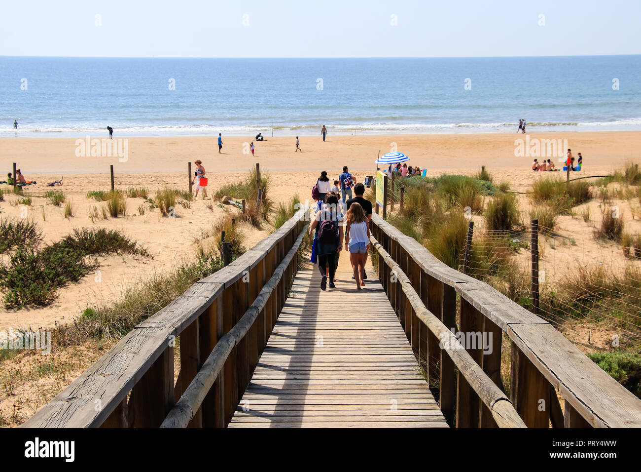 Punta Umbría, Huelva, Espagne - 19 mars 2017 : "Les gens qui vont à la plage de los Enebrales par passerelle en bois Banque D'Images