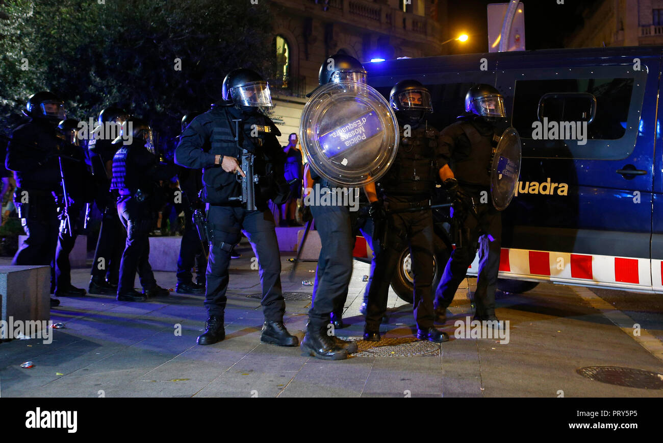 La police catalane Mosos affrontements contre les manifestants durant le premier anniversaire de l'indépendance espagnole interdit l'organisation d'un référendum en Catalogne. Banque D'Images