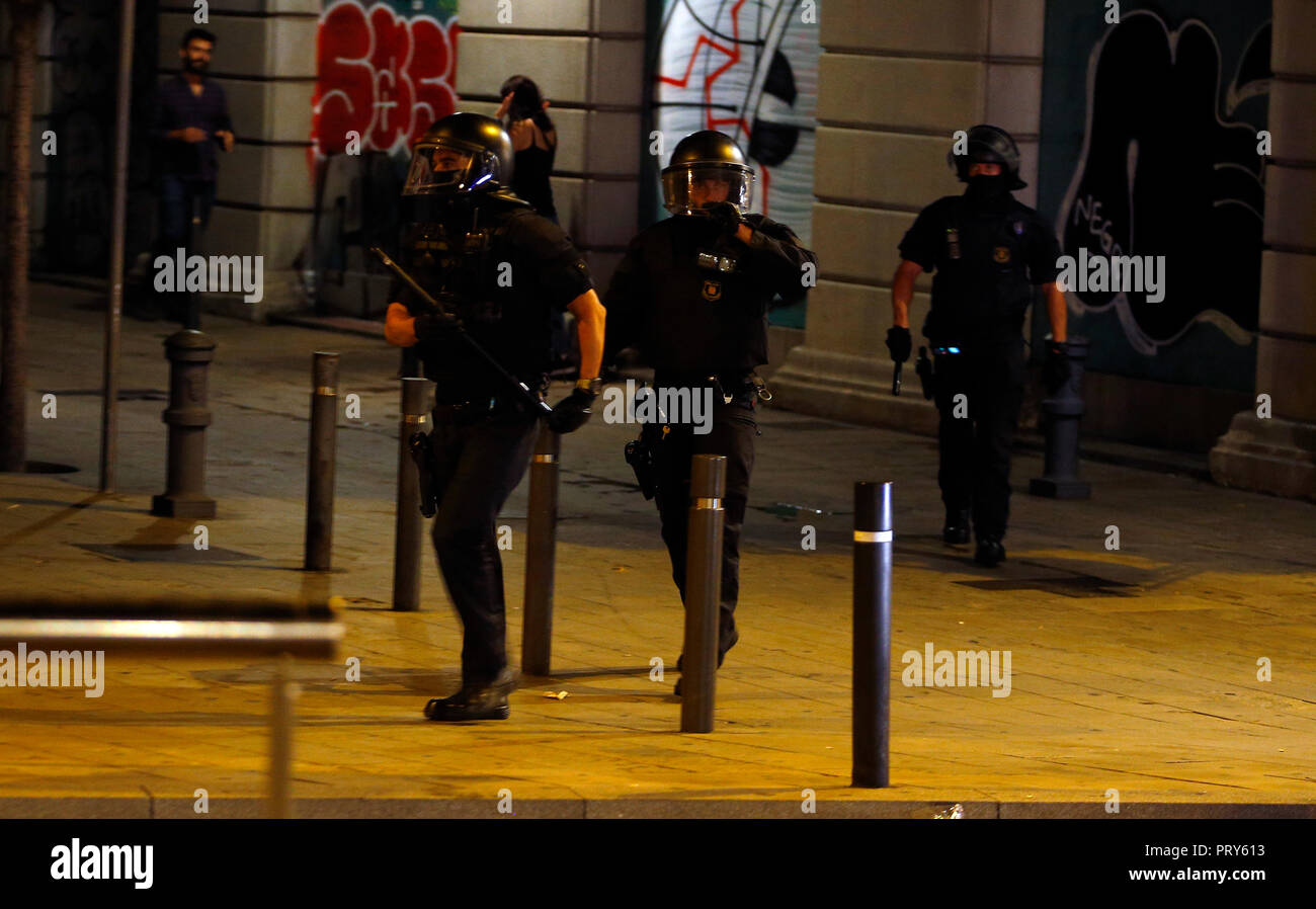 La police catalane Mosos affrontements contre les manifestants durant le premier anniversaire de l'indépendance espagnole interdit l'organisation d'un référendum en Catalogne. Banque D'Images
