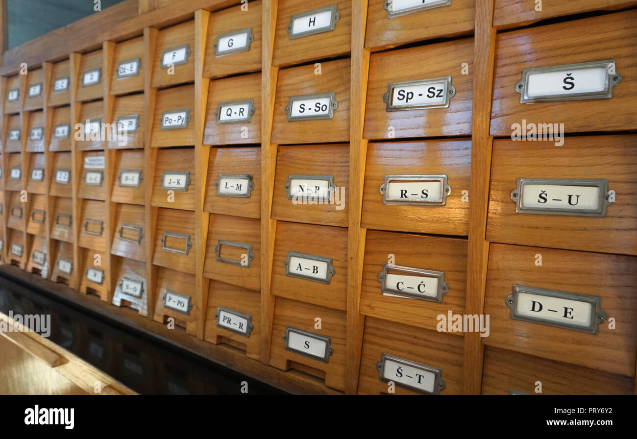 Bibliothèque ancienne en bois catalogue de fiches de catalogue, avec des  lettres sur les tiroirs, side view Photo Stock - Alamy