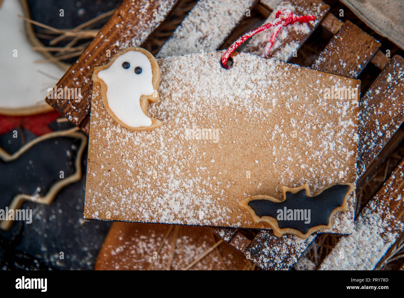 Drôle halloween treats, eyeball dans oeuf sur fond sombre, l'espace de copie, vue du dessus Banque D'Images