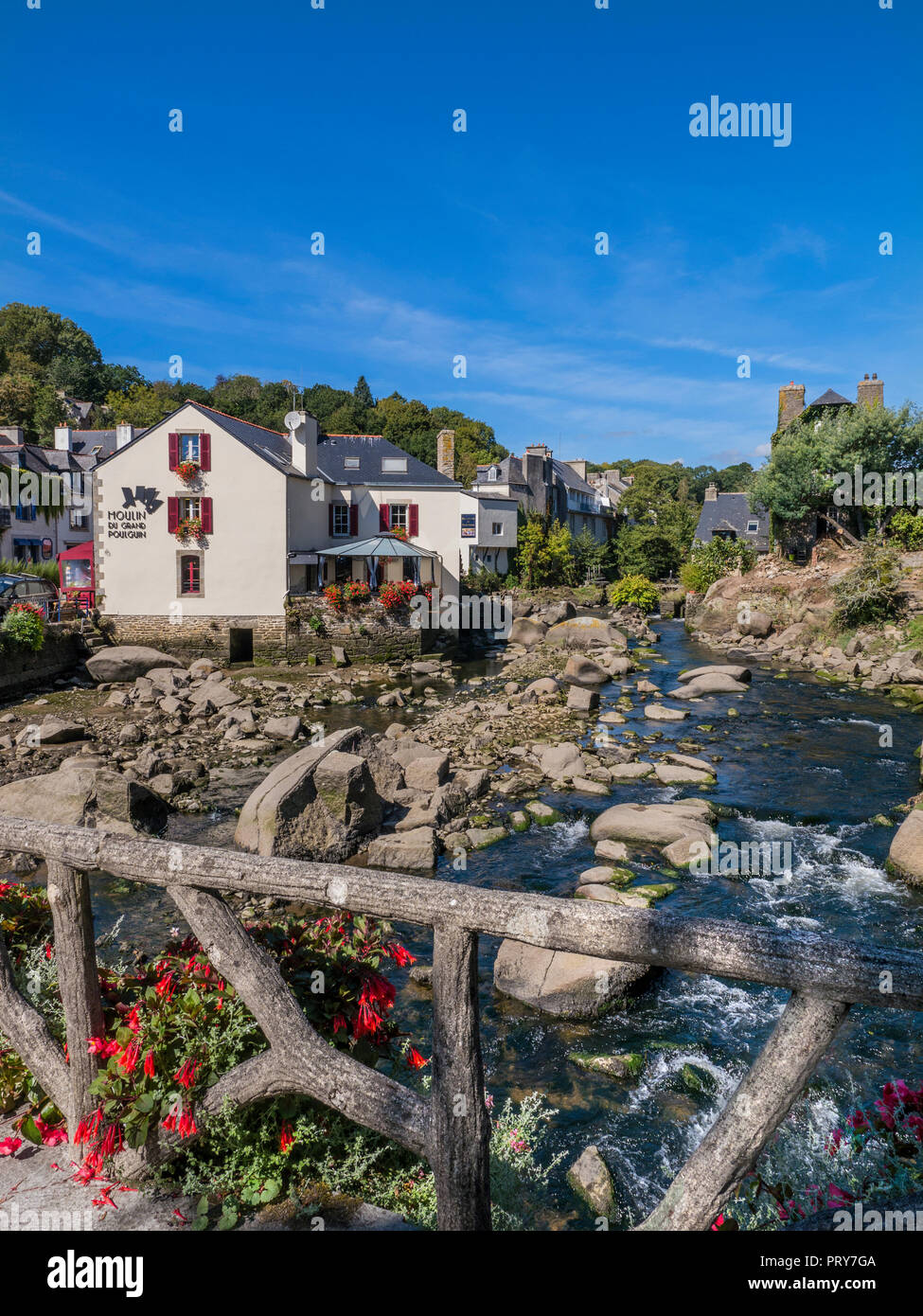 PONT AVEN BRIDGE Moulin du Grand Poulguin, monument café restaurant dans le centre de Pont-Aven sur l'Aven, Bretagne, Bretagne, Finistère, France Banque D'Images PONT AVEN BRIDGE Moulin du Grand Poulguin, monument café restaurant dans le centre de Pont-Aven sur l'Aven, Bretagne, Bretagne, Finistère, France Banque D'Images