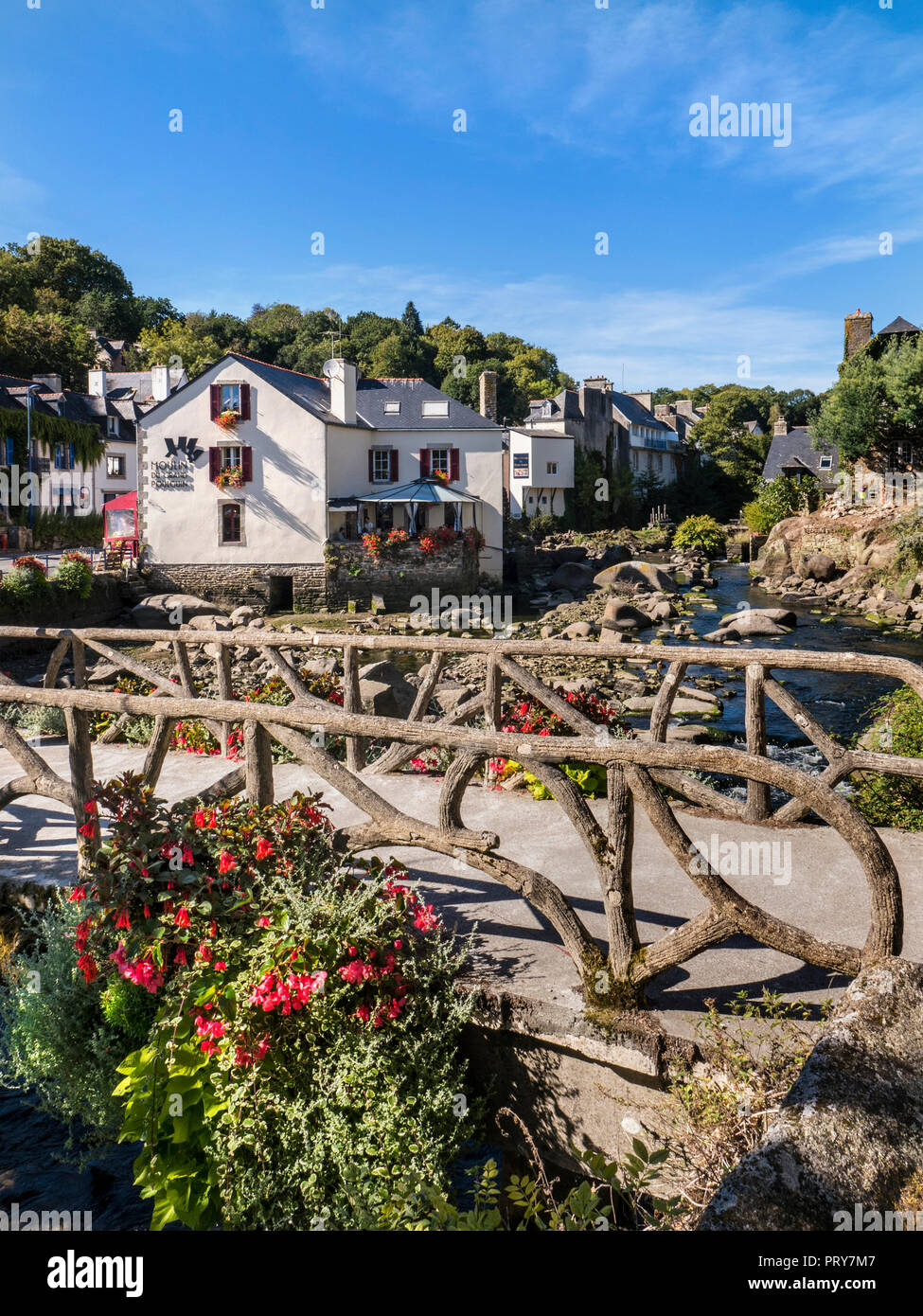 PONT AVEN BRIDGE Moulin du Grand Poulguin, monument café restaurant dans le centre de Pont-Aven sur l'Aven, Bretagne, Bretagne, Finistère, France Banque D'Images PONT AVEN BRIDGE Moulin du Grand Poulguin, monument café restaurant dans le centre de Pont-Aven sur l'Aven, Bretagne, Bretagne, Finistère, France Banque D'Images